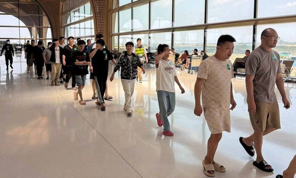 柬埔寨方面继续加码清剿电诈，327名中国籍人员被通过专机从德崇国际机场直接遣返回中国。